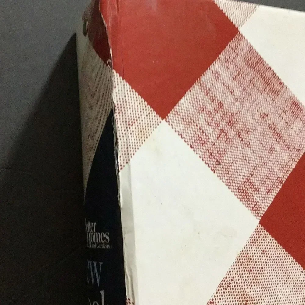 Cookbook vintage, Better Homes & Gardens Small damage to the spine shown ￼
